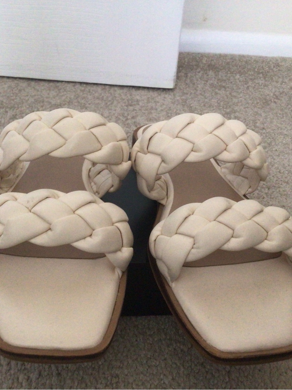 TIME AND TRU WOMENS BRAIDED TWO BAND SANDALS- CREAM- SIZE 8